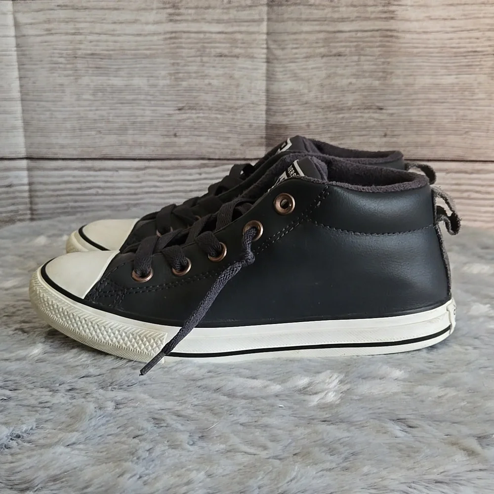 Converse Navy/White Leather Sneakers, Little Boys Size 2, Great Condition